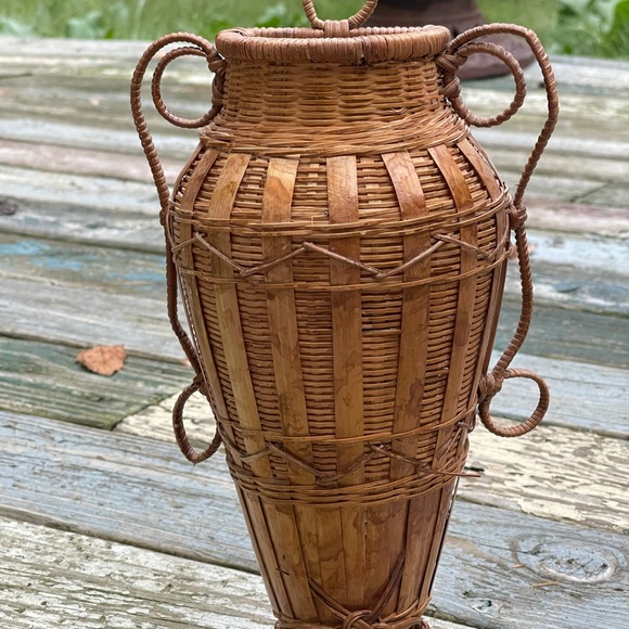 Retro Vintage Hanging Wicker Urn Shaped Wall Vase with Scrolling - Picture 8 of 13